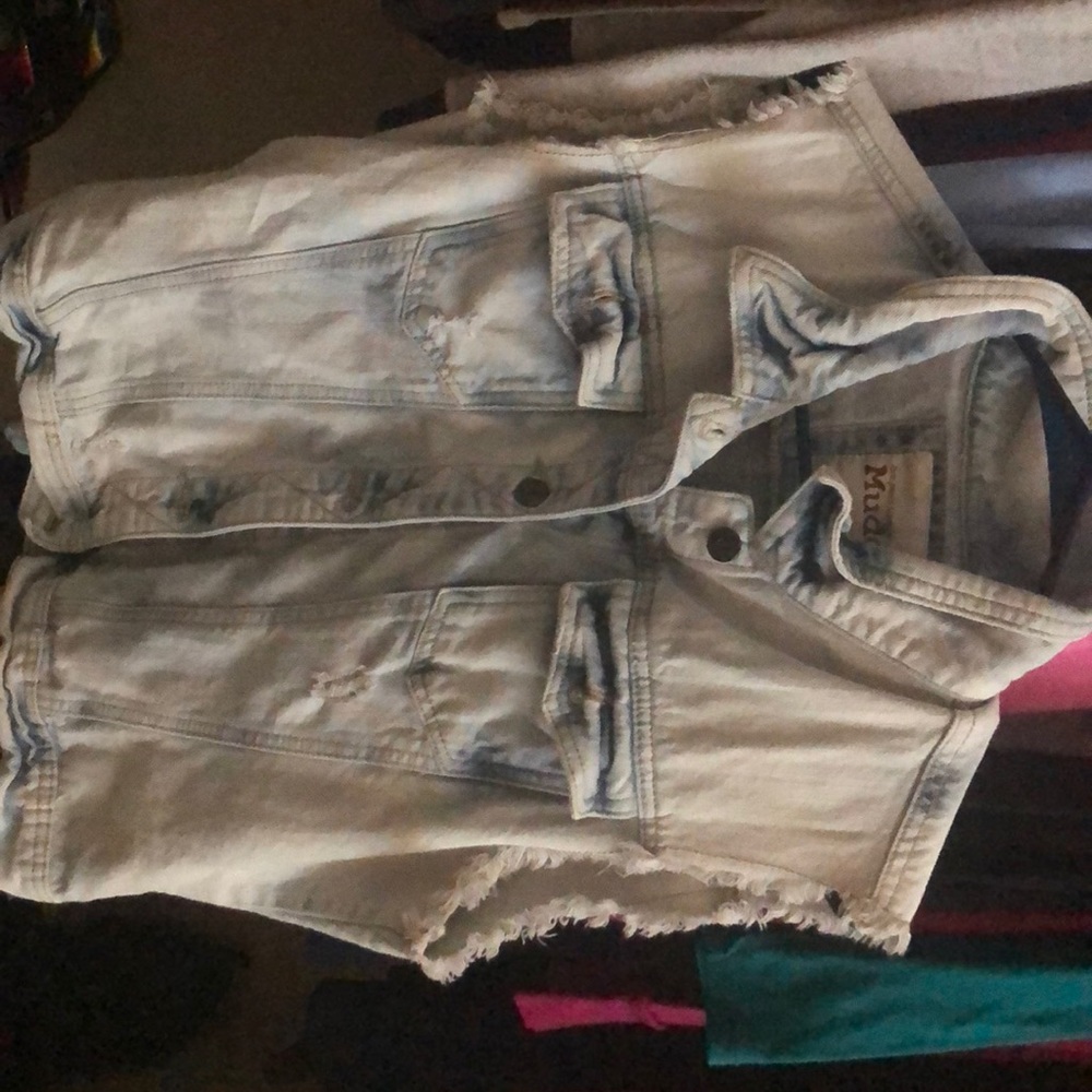 A Mudd vest only warn once .